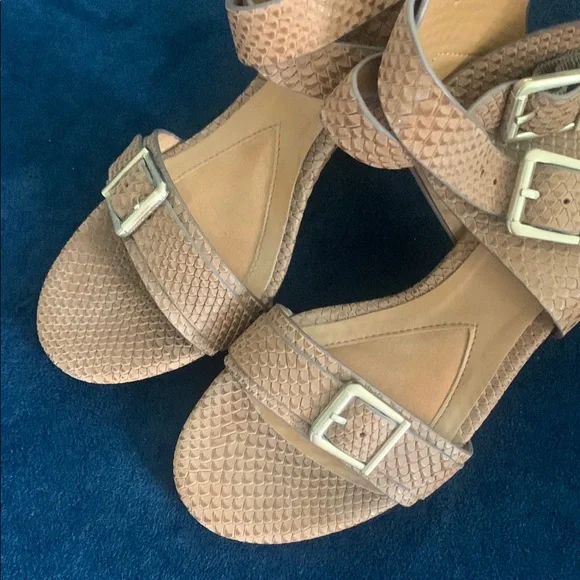 Isola Tan Sandals with Elegant Design and Comfort - Picture 4 of 8